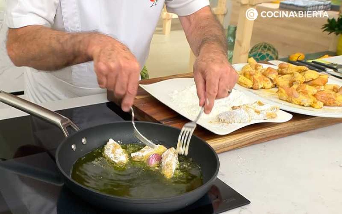 Fríe las alitas de pollo