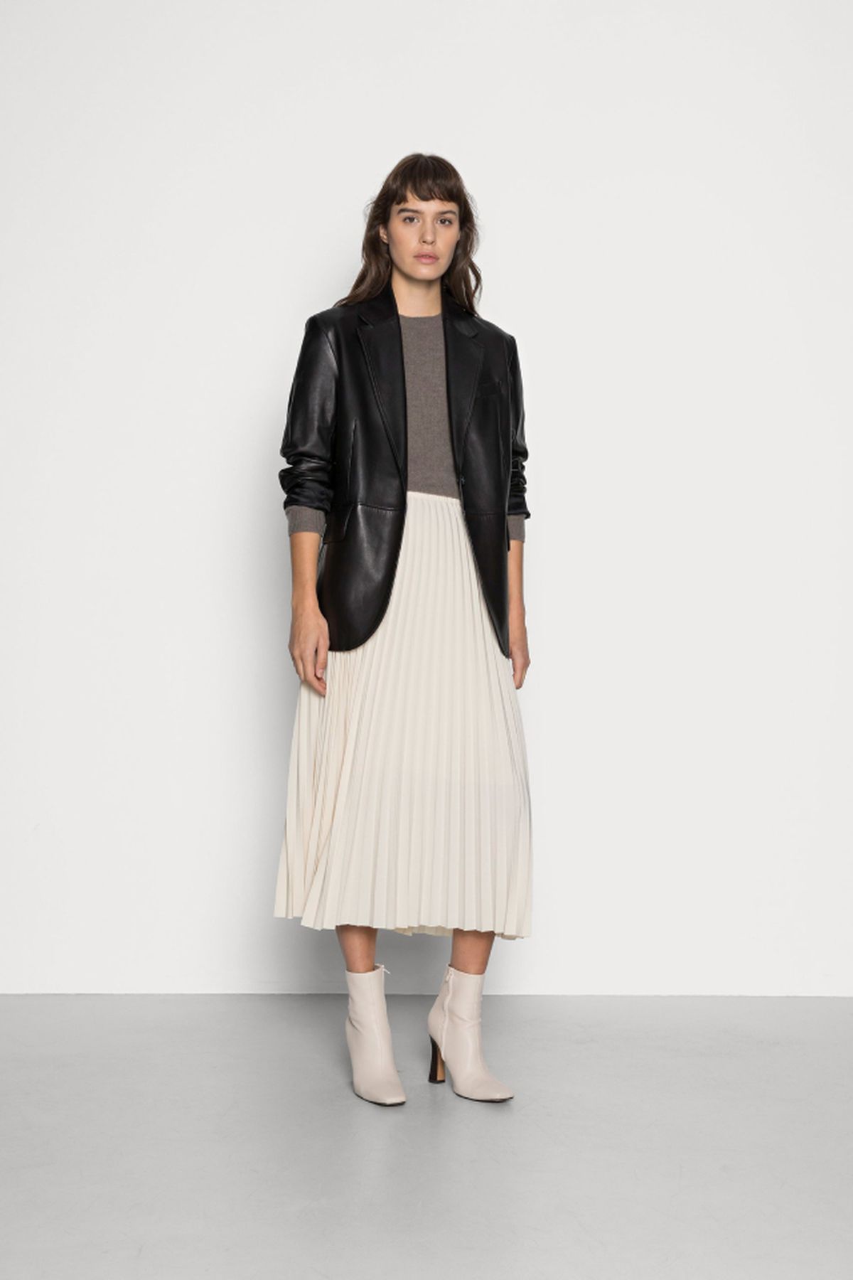 chaqueta cuero con falda 1