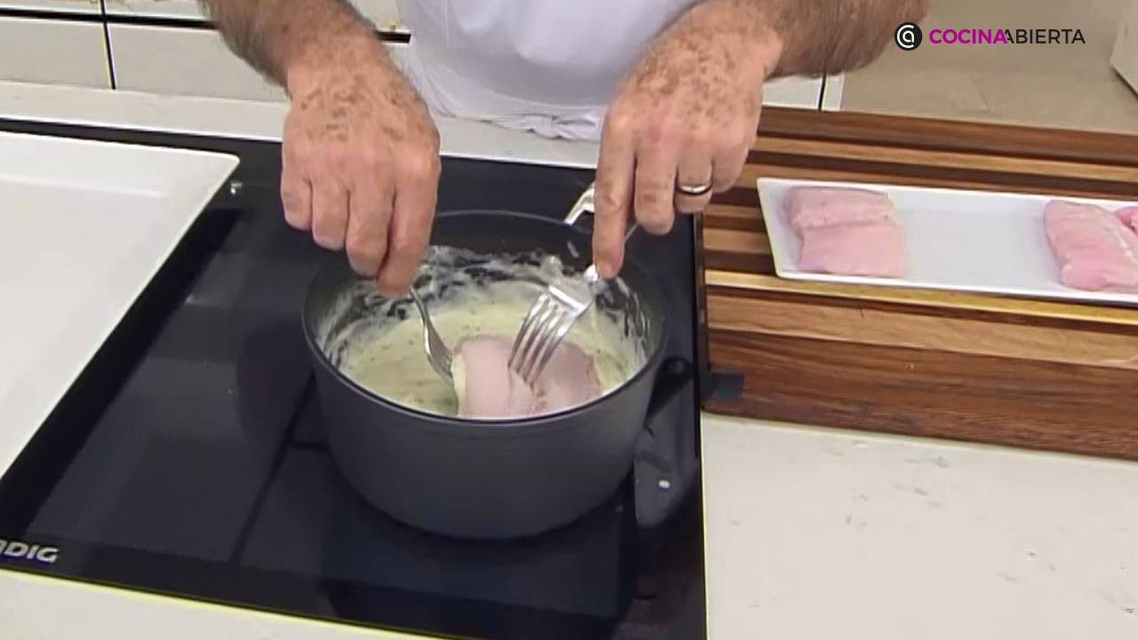 KARL7053 Merluza con salsa Villeroi con piquillos paso 3