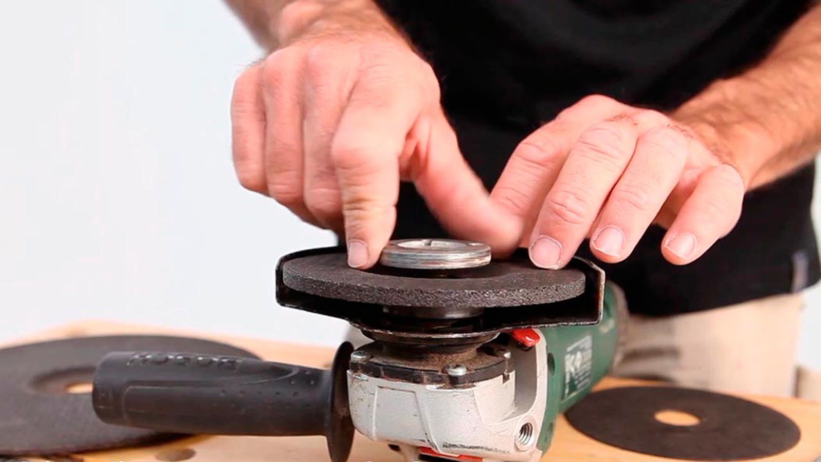 Como se coloca el disco en la amoladora