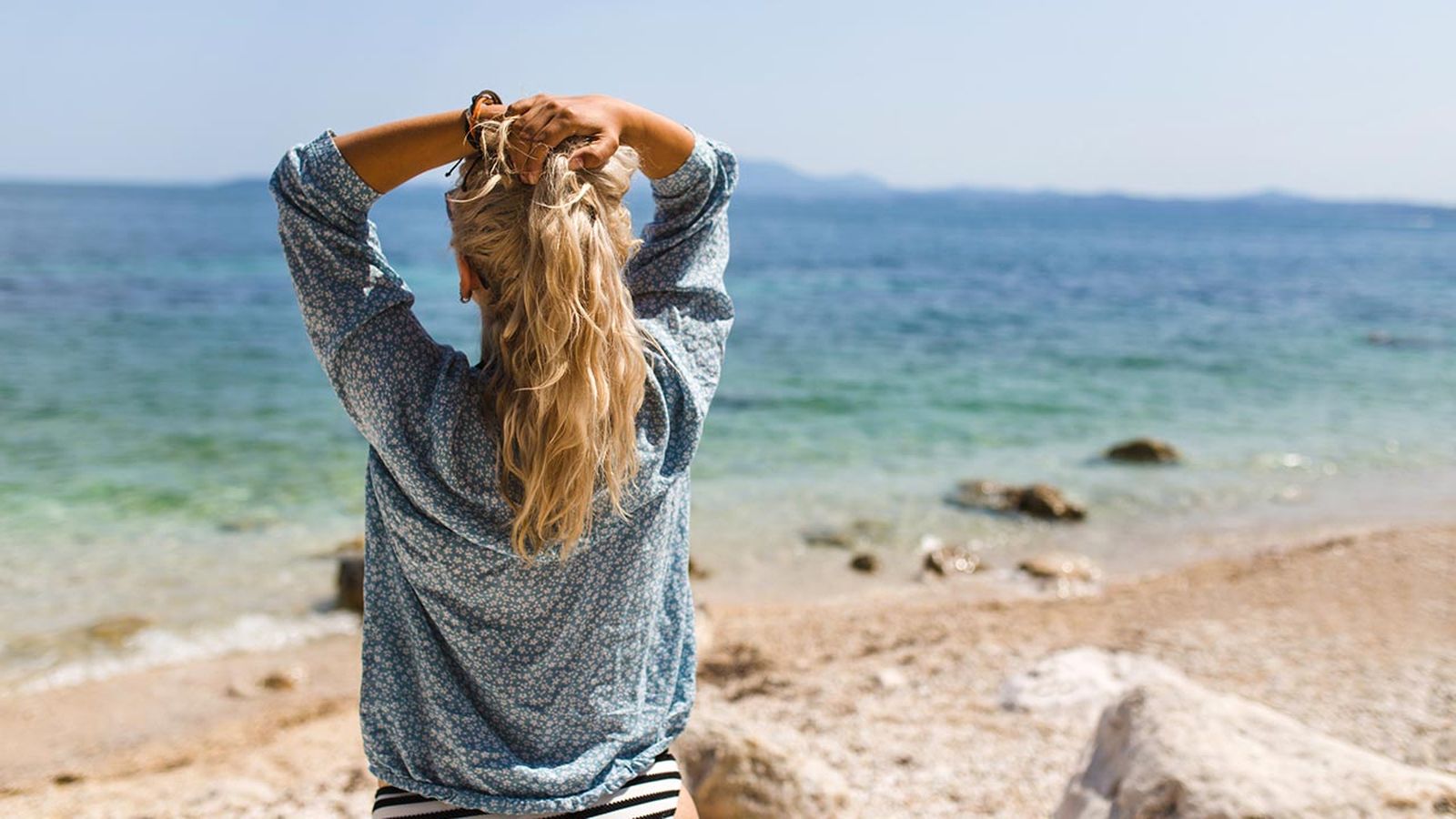 como lavar el pelo despues de un dia de playa