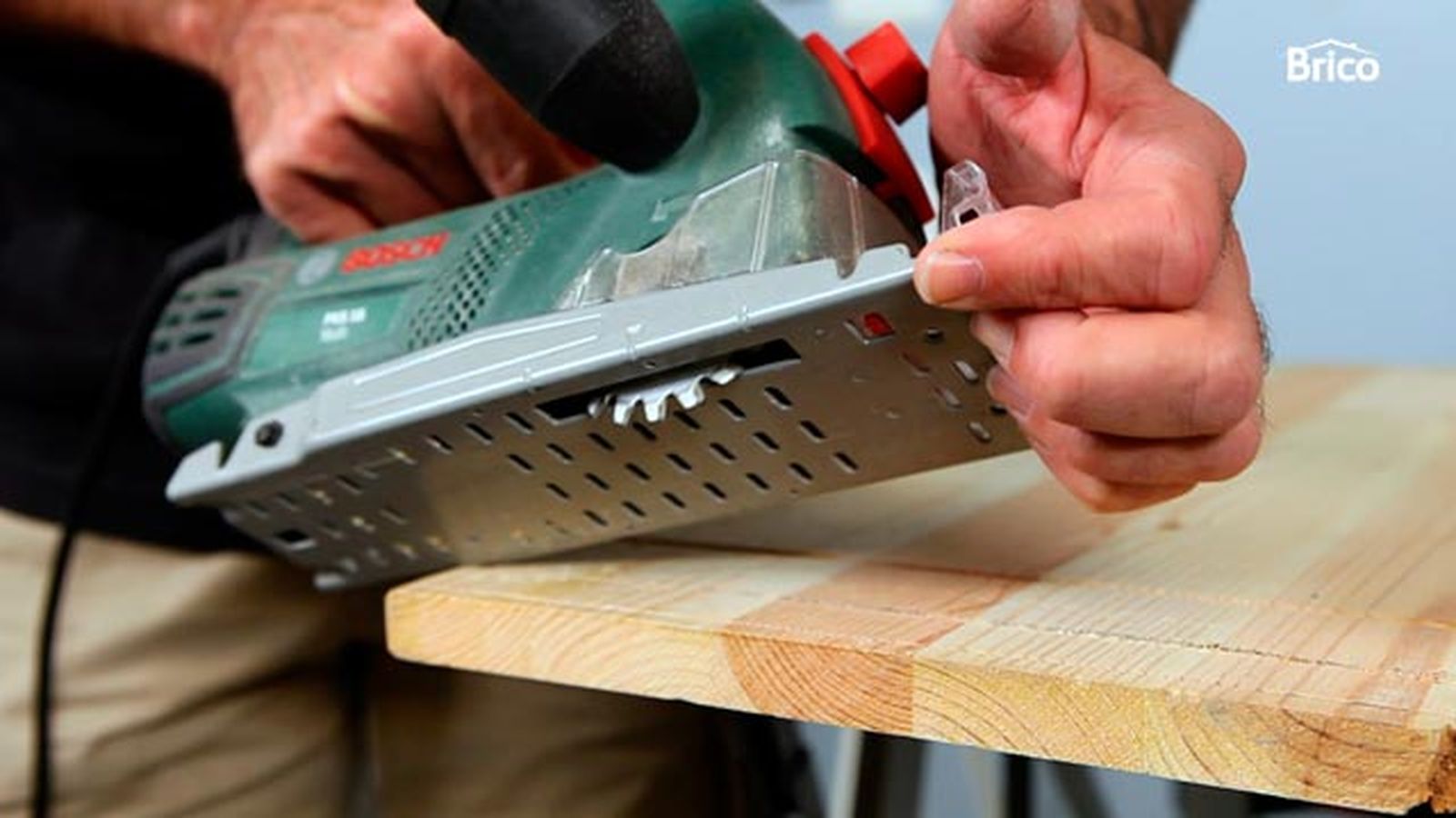 Cómo hacer ranuras en madera con la sierra paso 2