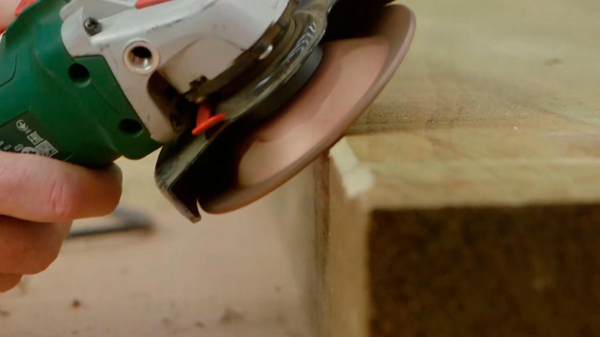 Cómo hacer bancos con traviesas de madera paso 3