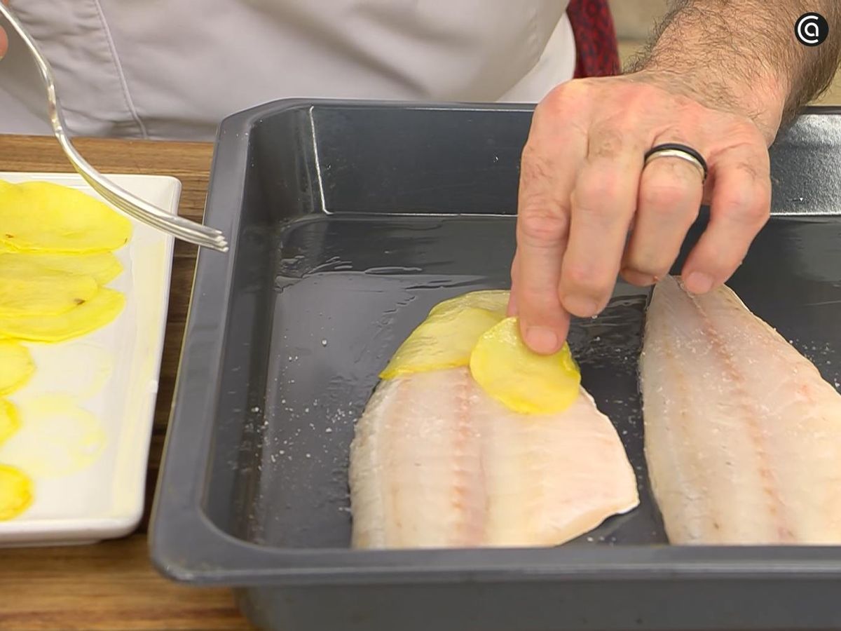 Cubre la lubina con lonchas de patata