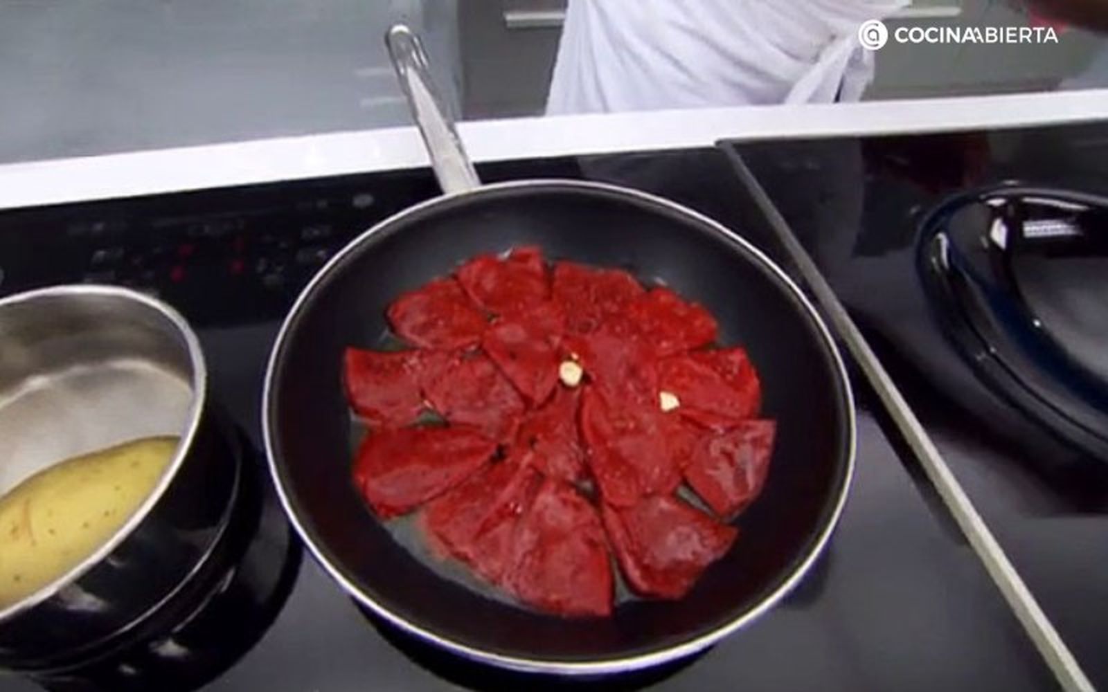 Carameliza los pimientos del piquillo a fuego lento