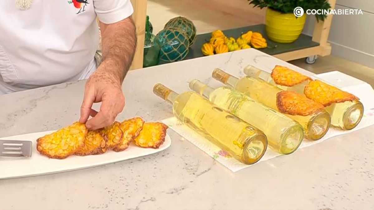 Deja enfriar y sirve las tejas de almendra y naranja