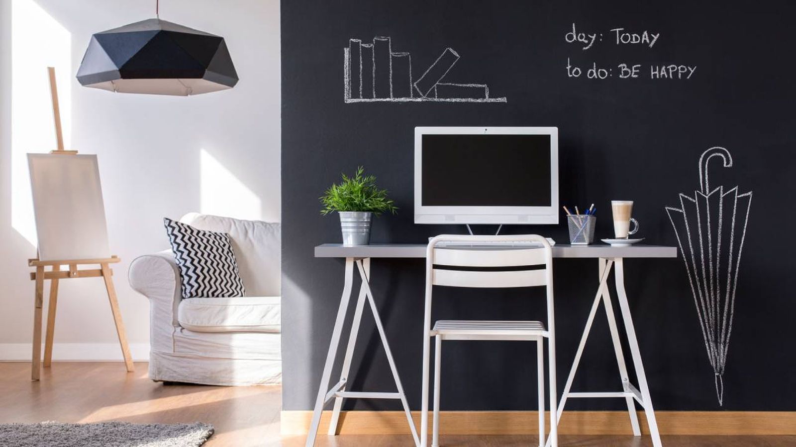 Estudio con pared de pizarra.