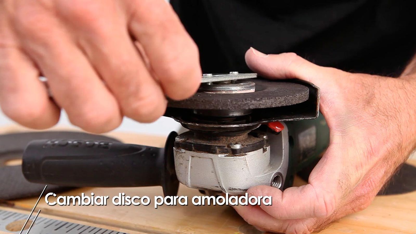 Como se coloca el disco en la amoladora paso 4