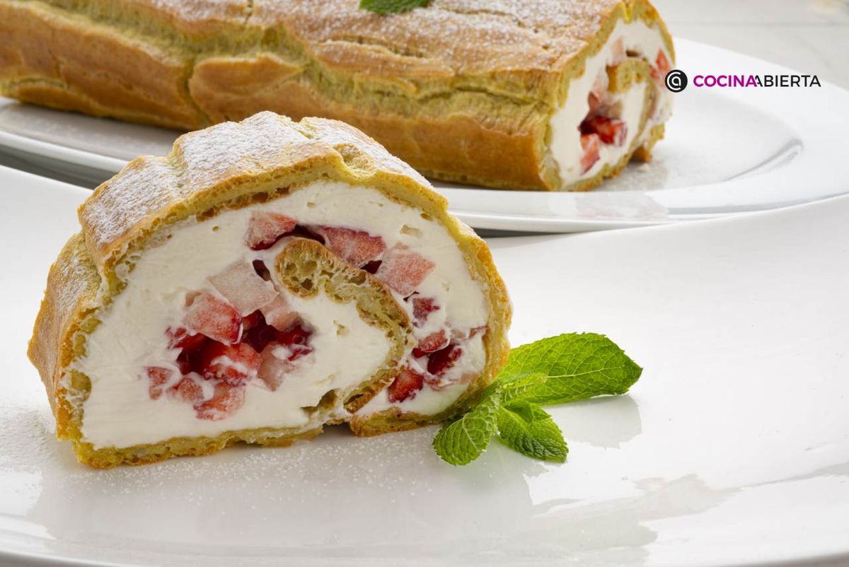 Un rollo de pasta choux relleno de fresas y crema