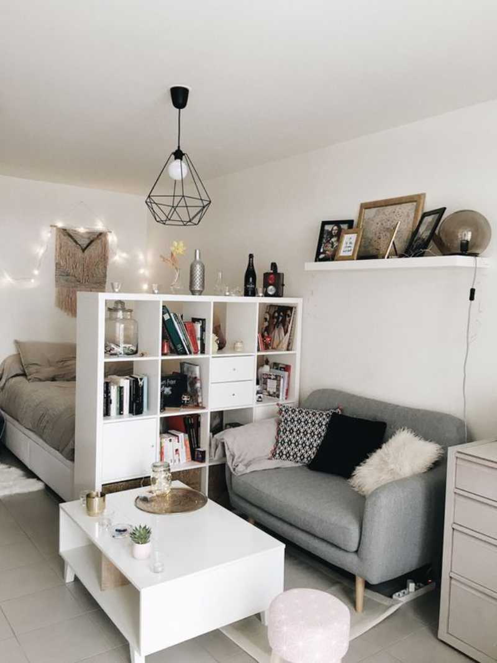 Estantería Kallax de Ikea dividiendo el salón del dormitorio.