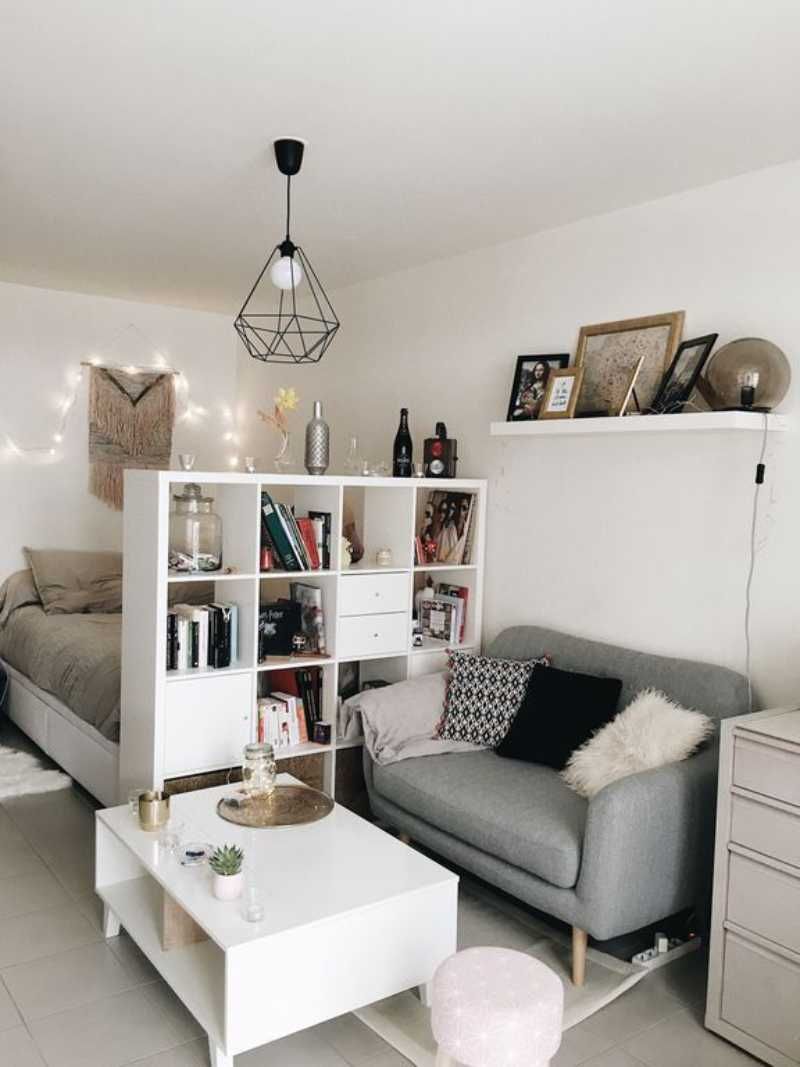 Estantería Kallax de Ikea dividiendo el salón del dormitorio.