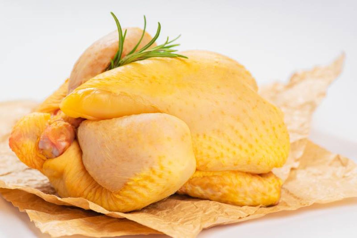Decántate por el pollo orgánico, aquel que ha sido criado sin emplear antibióticos ni hormonas.