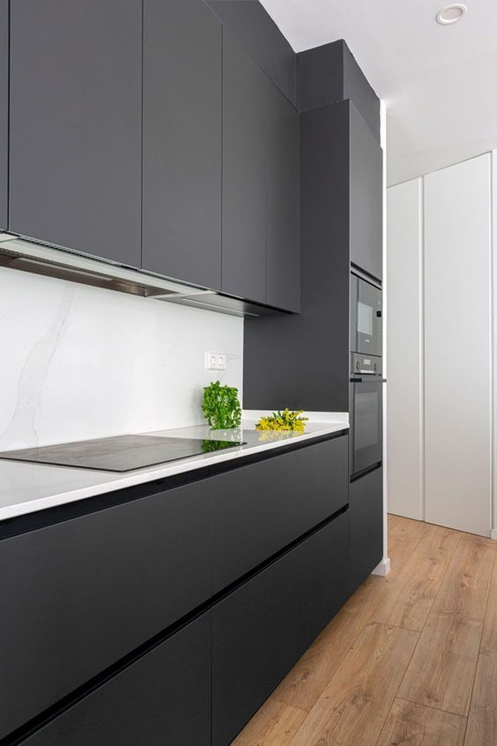 cocina blanca negra suelo de madera