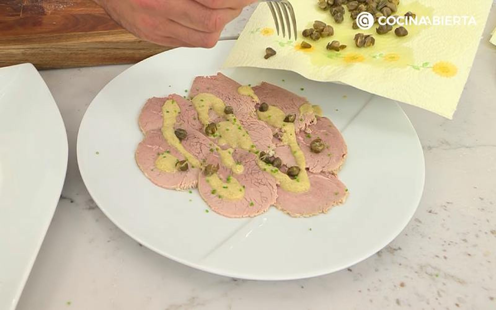 Decora el vitello tonnato con las alcaparras fritas