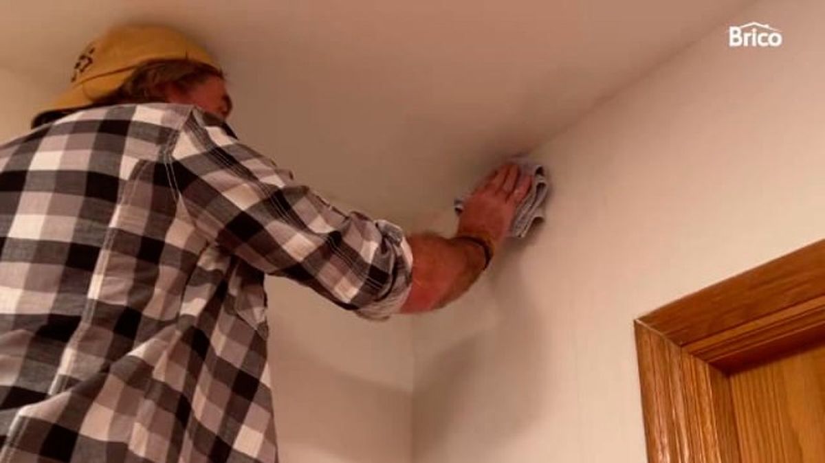 Limpiar las paredes blancas con agua tibia y un limpiador suave