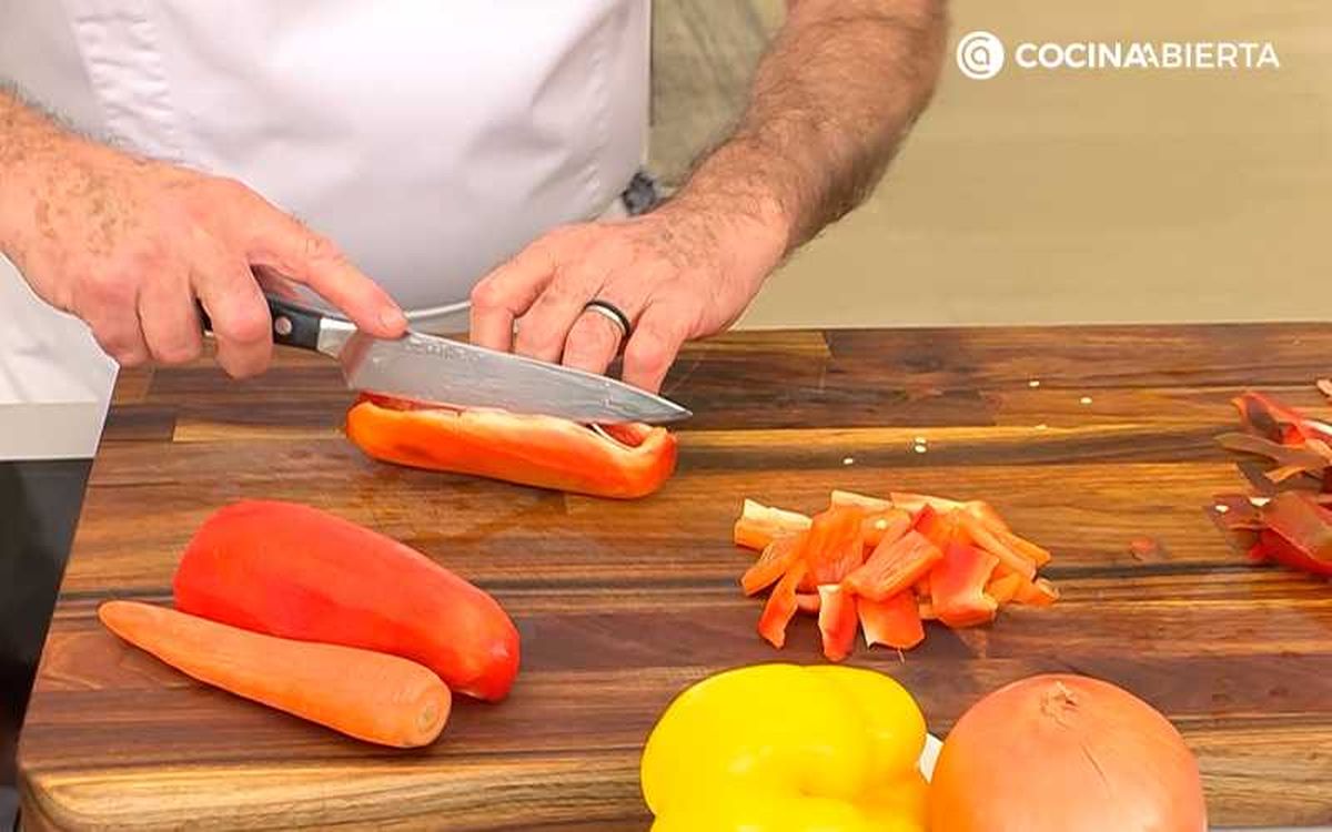 Corta los pimientos, la zanahoria y las setas