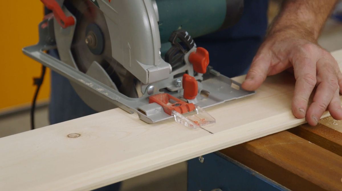 Cómo hacer un árbol esquinero de Navidad paso 2