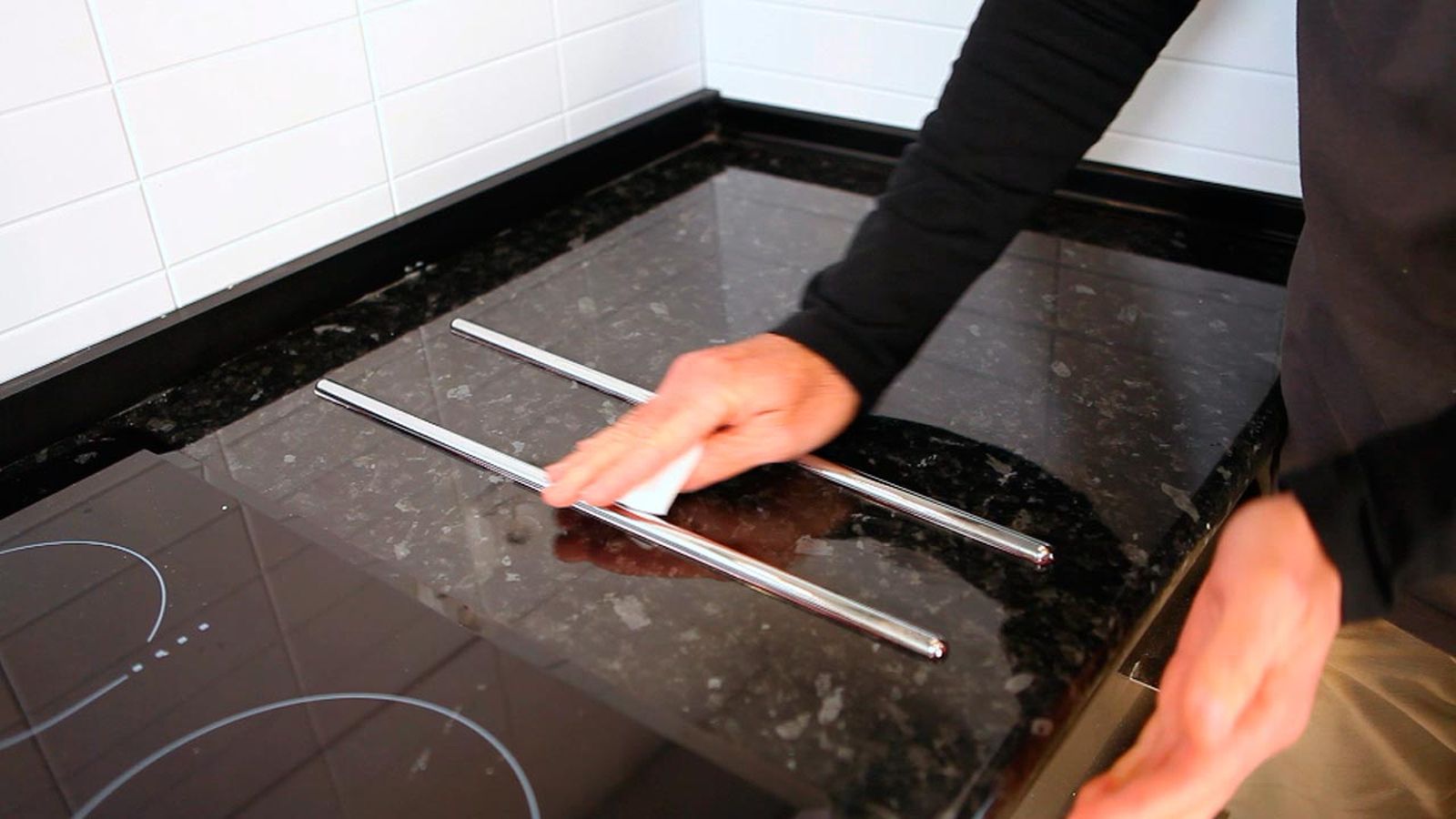Colocar un salva encimera de cocina paso 2