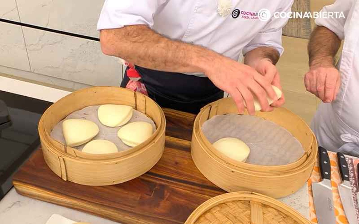 Calienta el pan bao en una vaporera de bambú