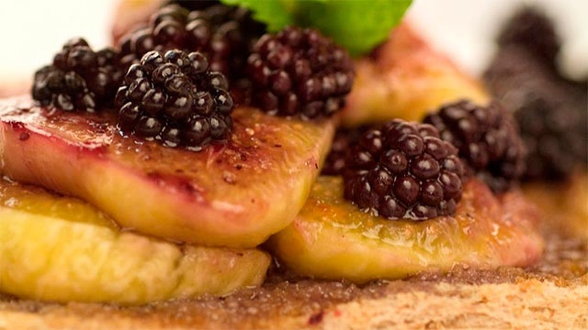 tostas de pan integral con higos y moras receta eva arguinano