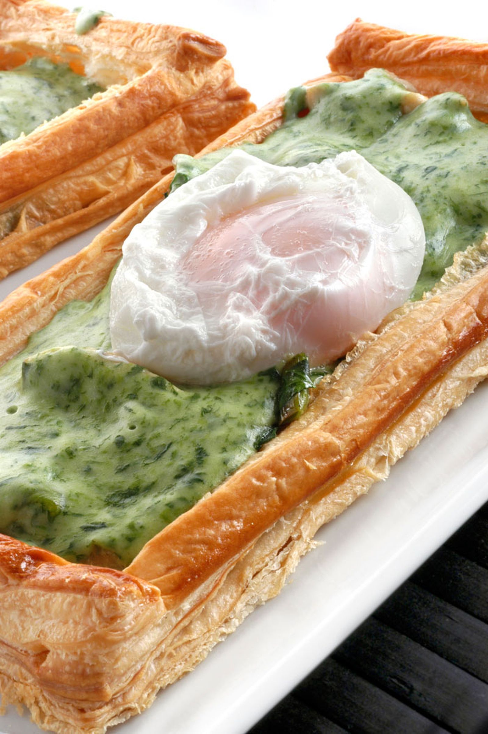 Hojaldre de pollo y huevo a la florentina