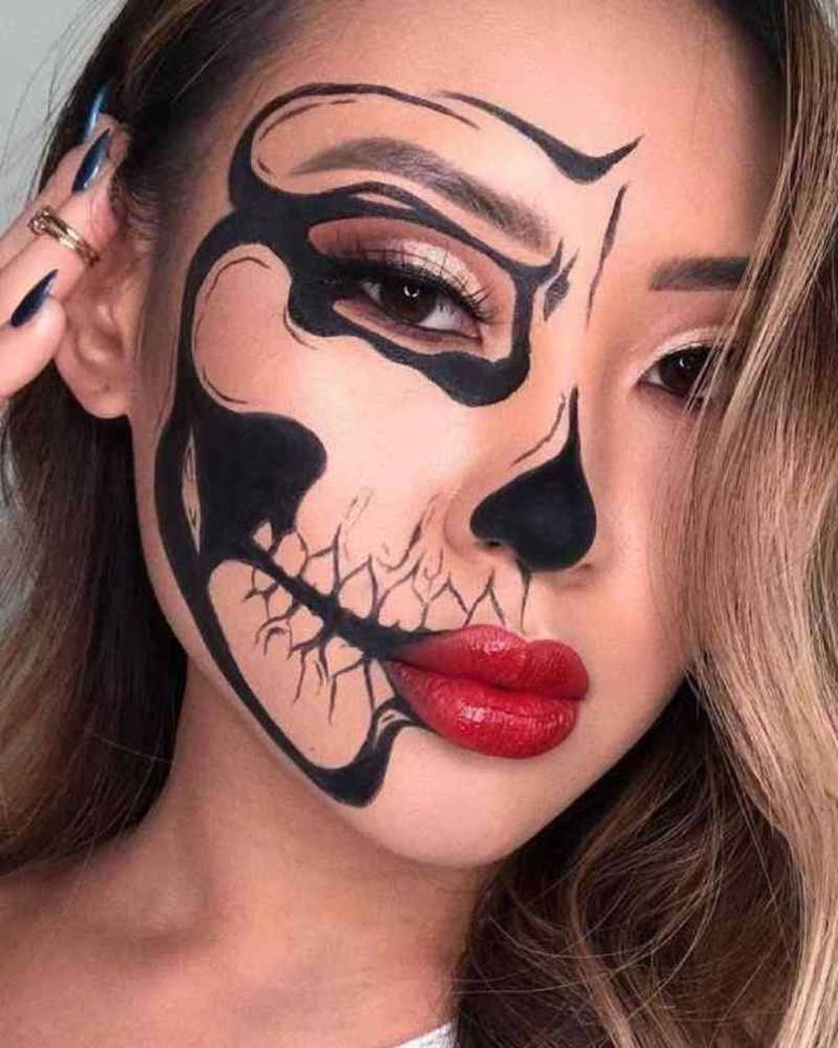 Maquillaje de Halloween para mujer con media cara de calavera