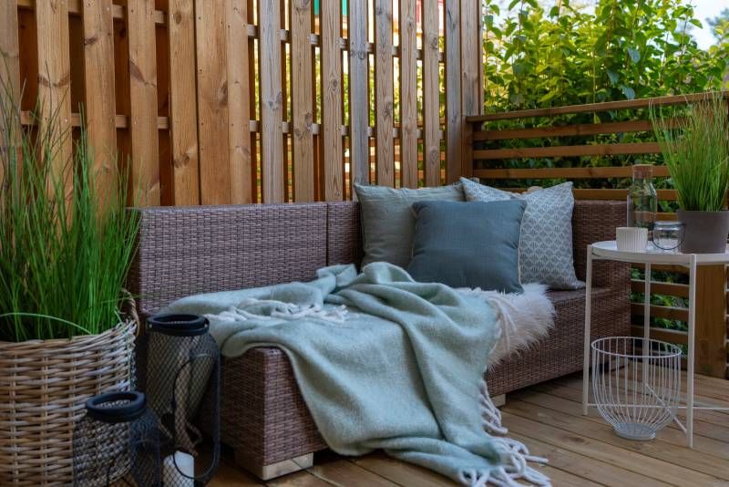 Terraza invernal con panel de madera para ganar intimidad.