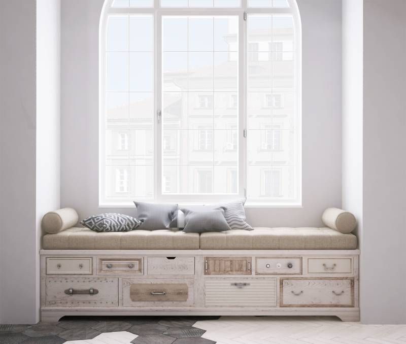 Ventana con sofá con almacenamiento.