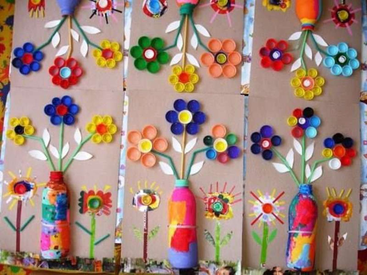 Mosaicos infantiles de jarrones de flores hechos con tapones de plástico de colores.