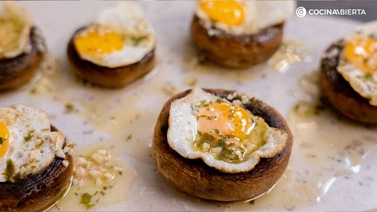 Sirve los champiñones al ajillo con huevos de codorniz