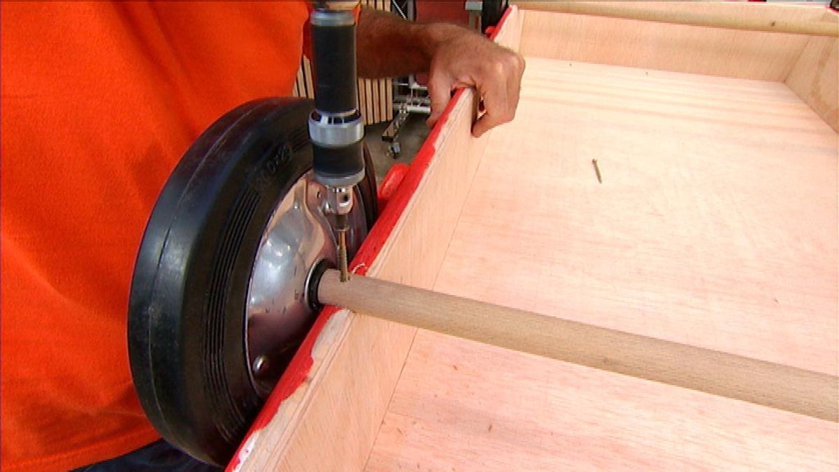 Cómo hacer una cuna con forma de camión paso 10