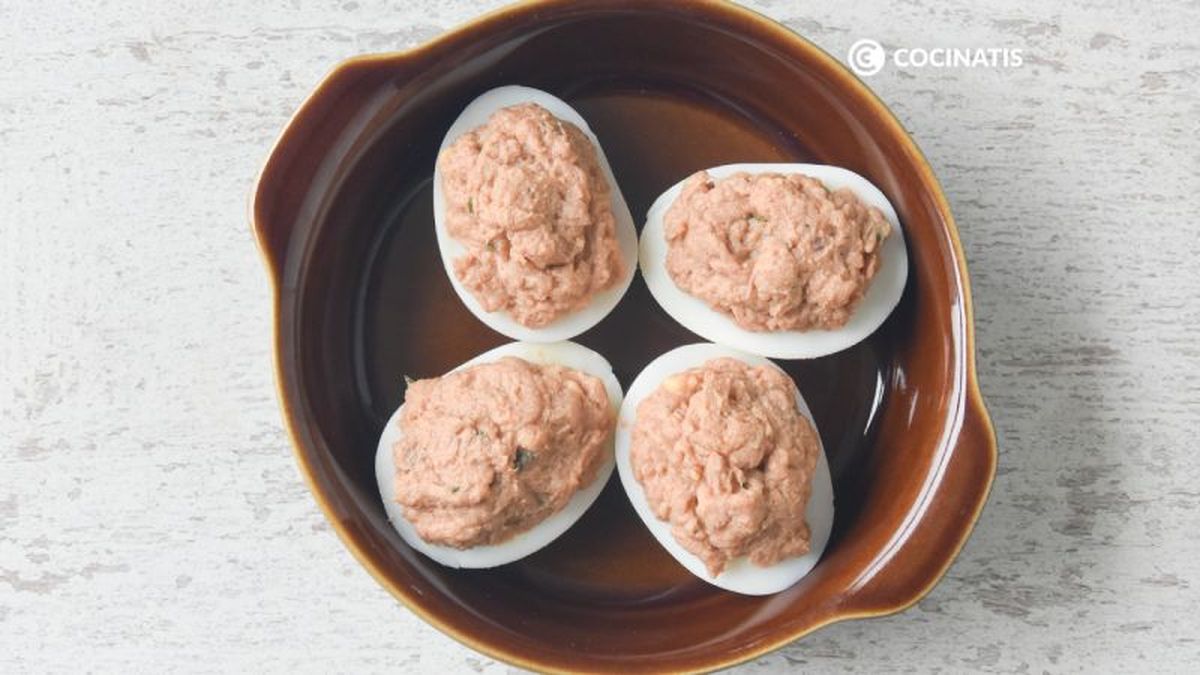 Huevos rellenos de atún con tomate