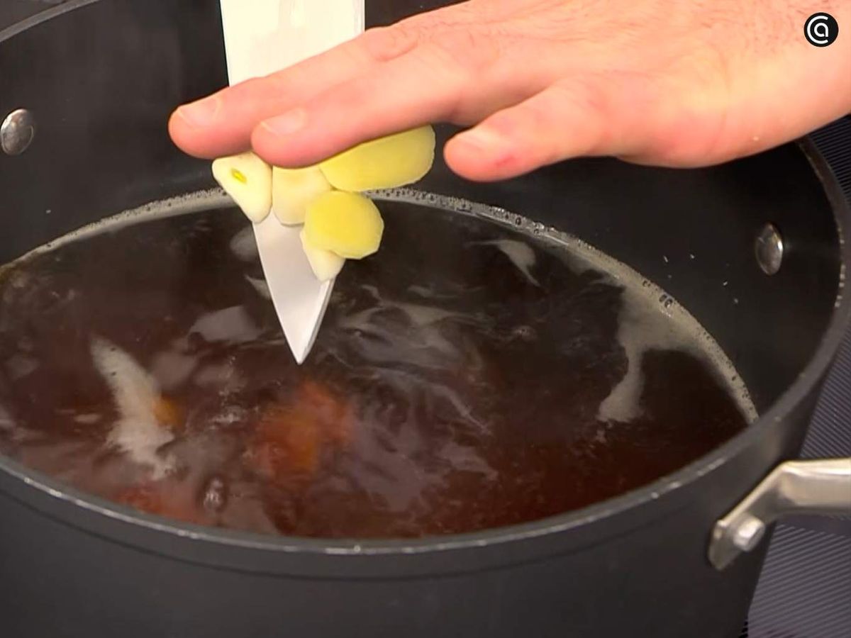 Calienta el caldo de ternera