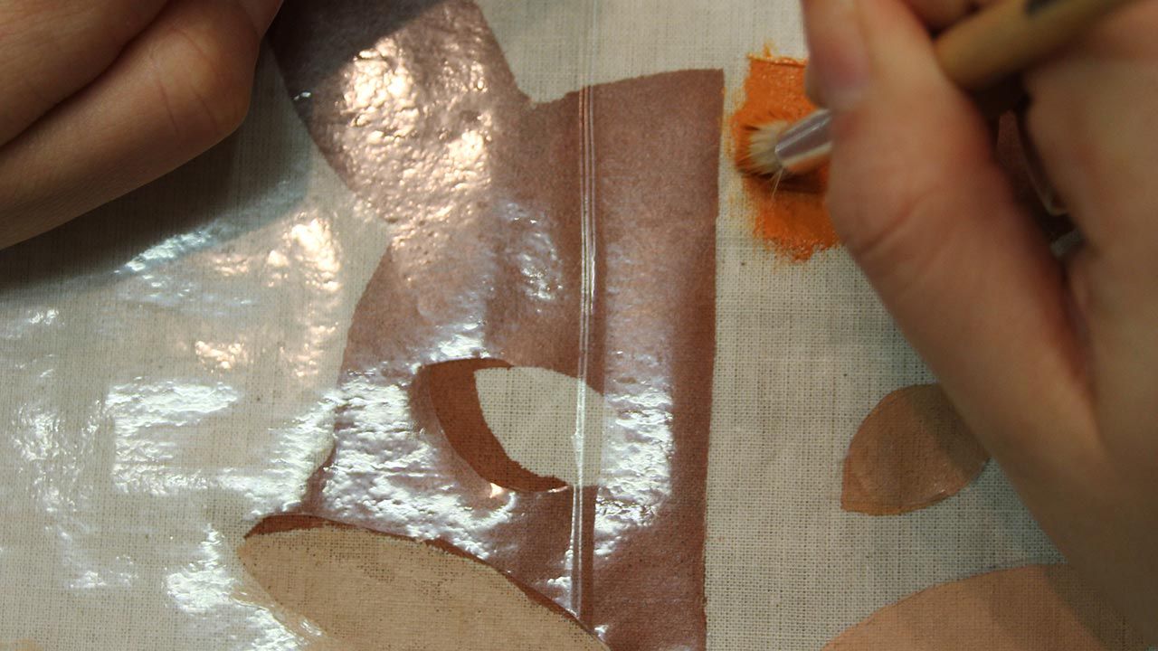 Pintar una mochila de tela paso 6