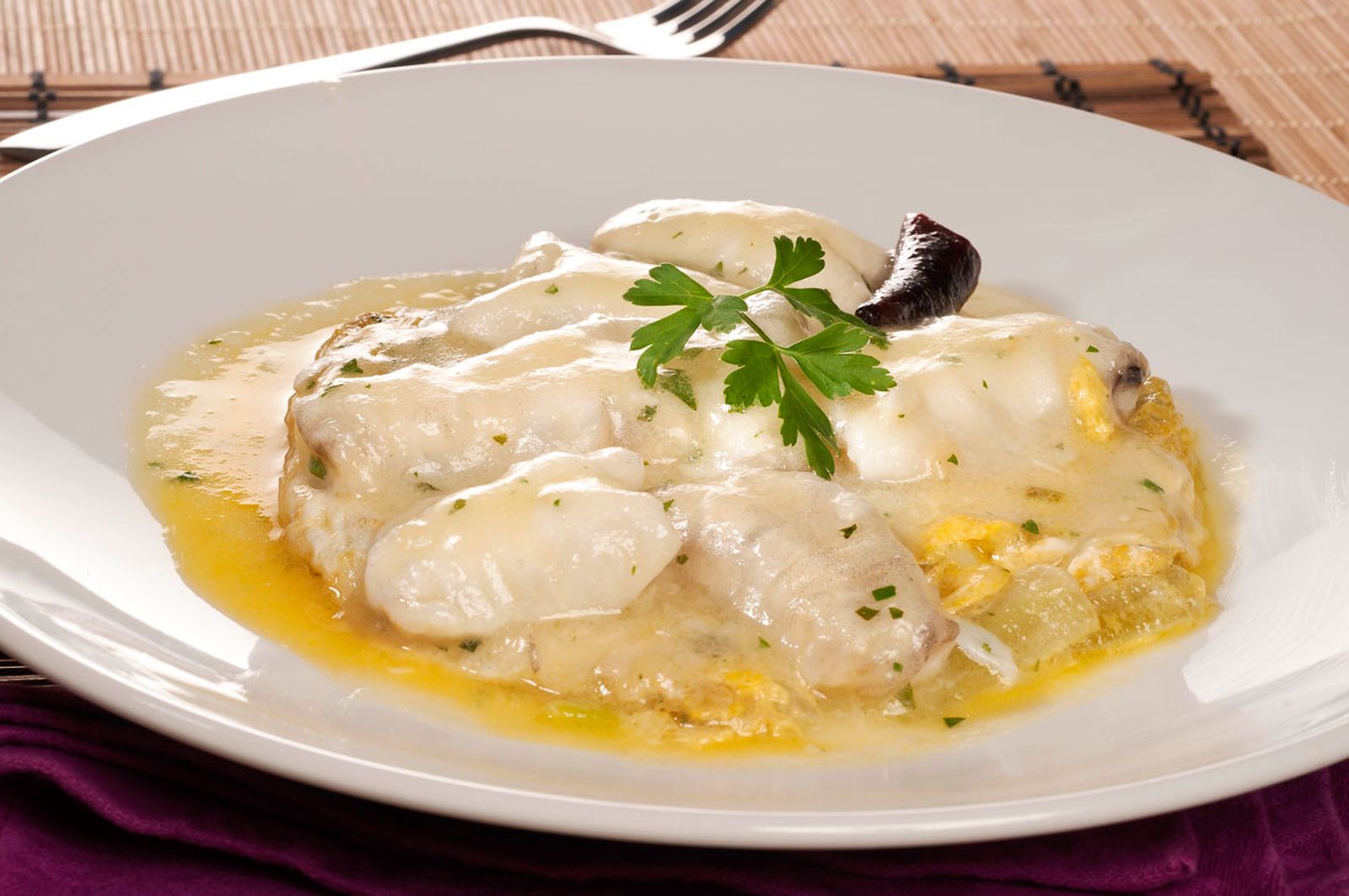 1569 Kokotxas al pilpil sobre tortillas de borrajas (753) xl