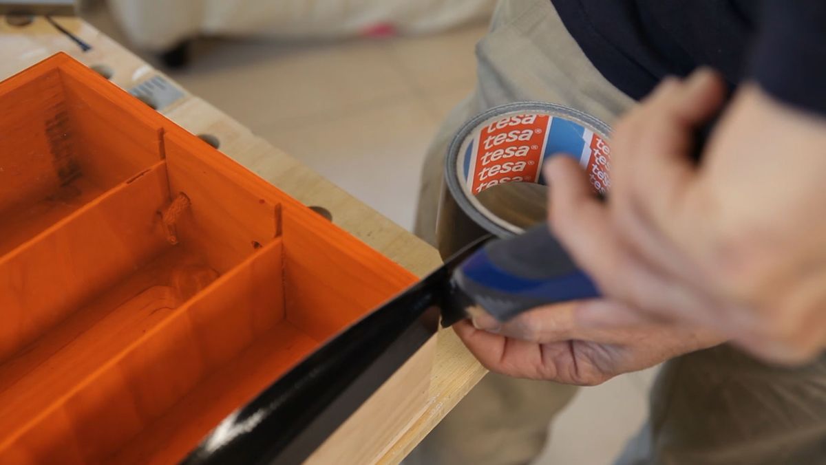 Cómo fijar una tapa para una caja con cinta americana paso 4
