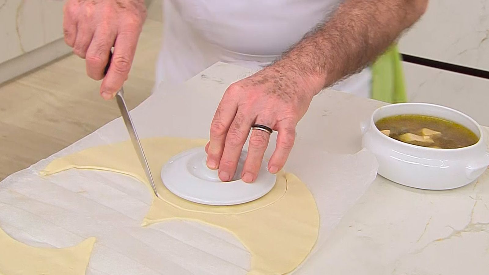KARL66770321 sopa de trufas con hojaldre receta karlos arguinano paso3