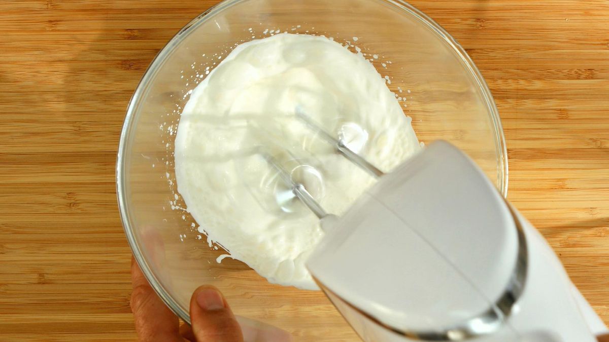 Receta de mousse de melocotón con nata   paso 4