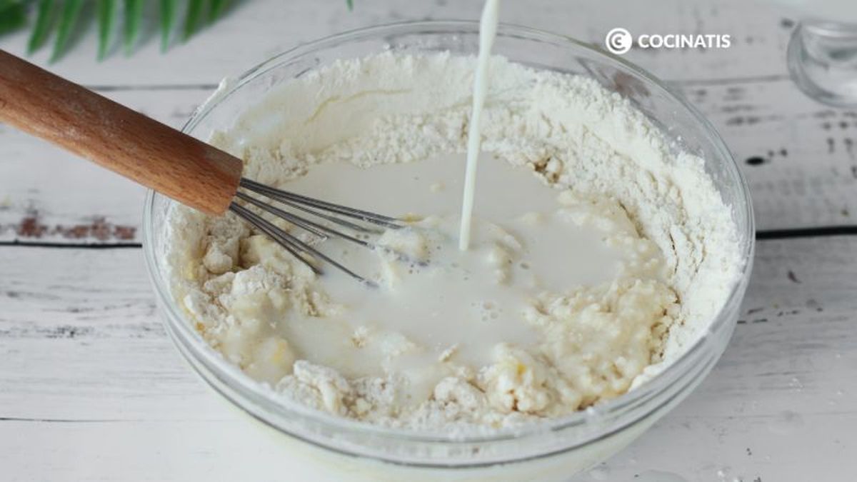 Agregamos la leche a la masa