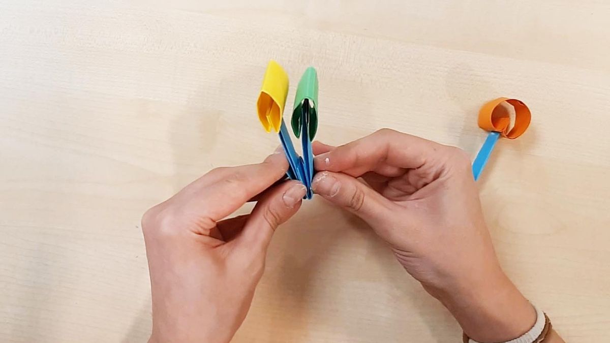 como hacer noria cartulina paso 4