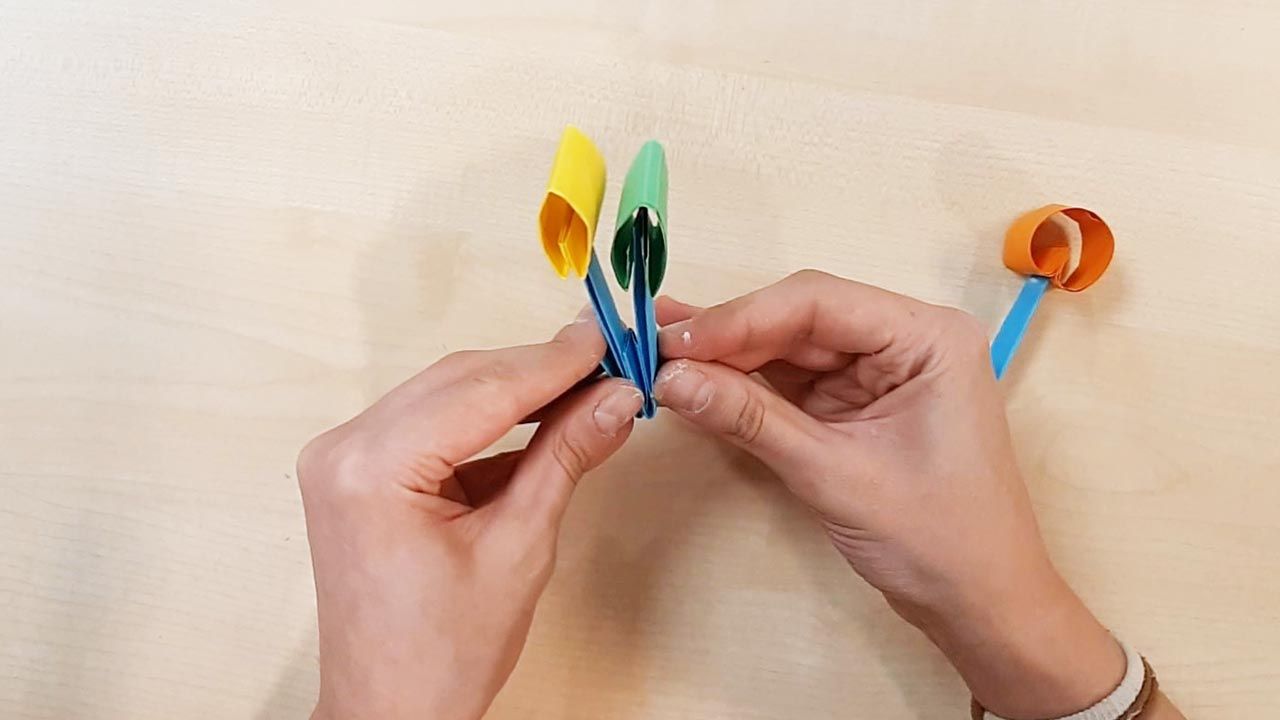 como hacer noria cartulina paso 4