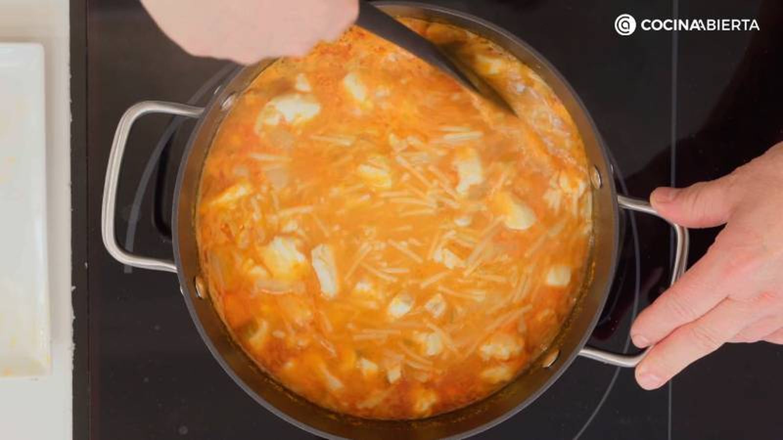 Añade los trozos de merluza y perejil picado