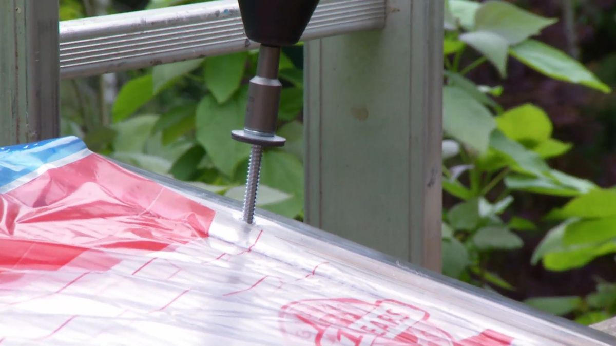 Instalar una cubierta de policarbonato celular paso 6