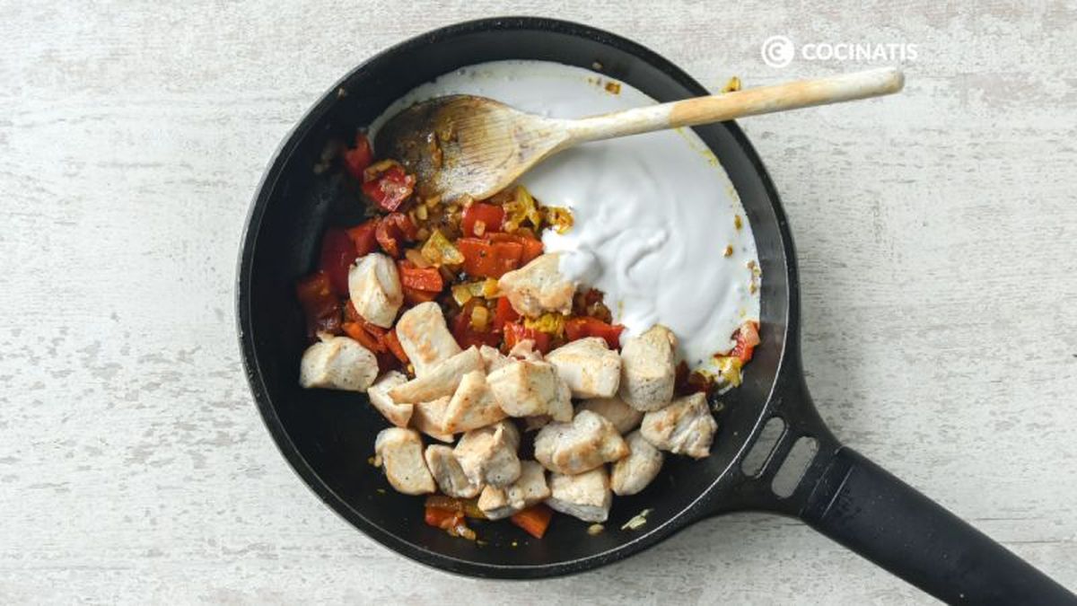 Añadimos el pollo y la leche de coco