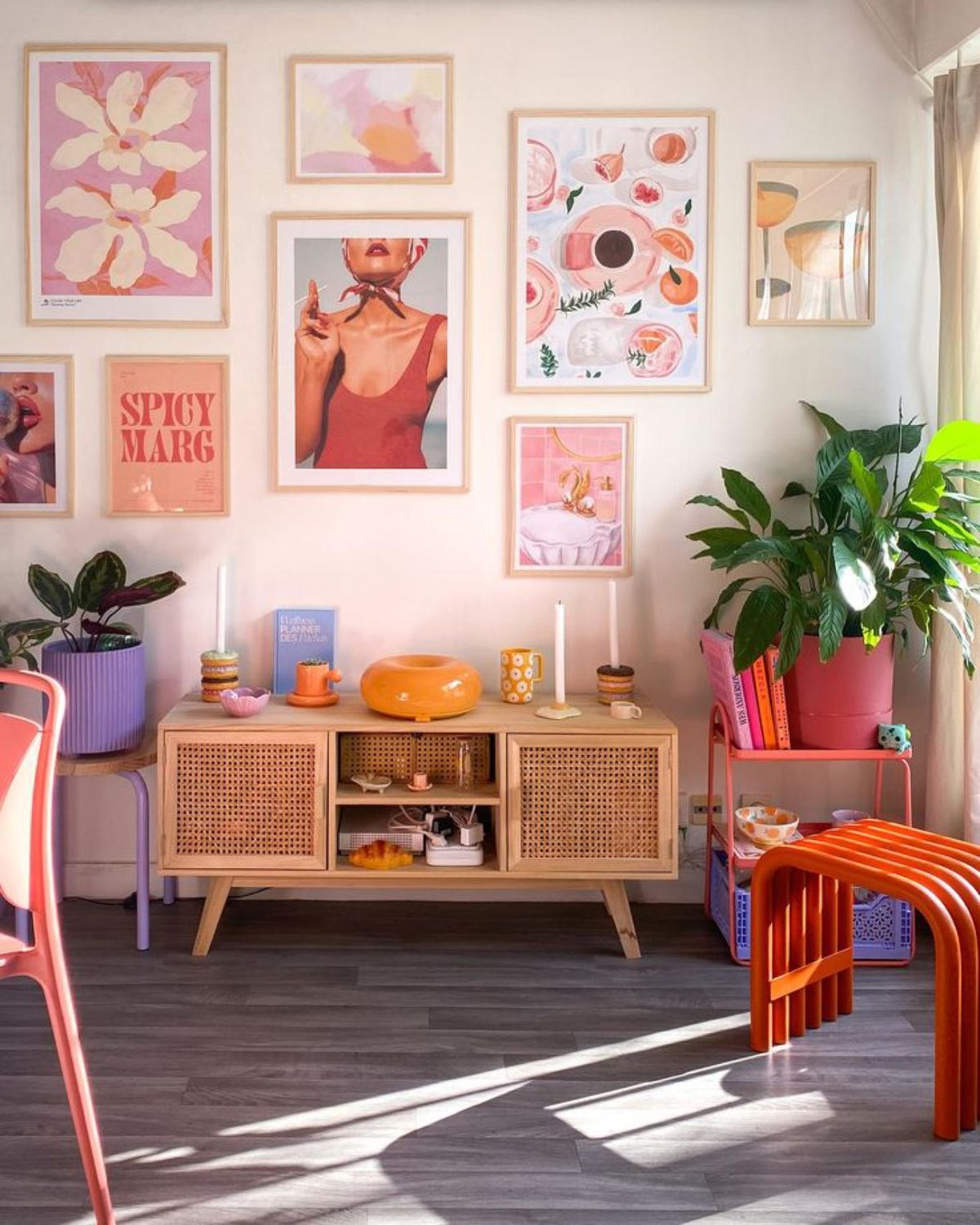 Salón decorado con ilustraciones y la lámpara donut de IKEA.