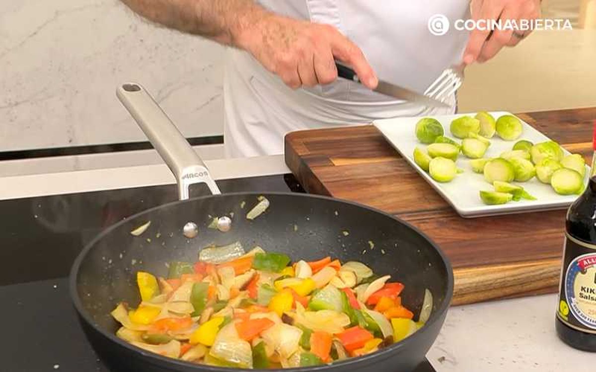 Añade las coles de Bruselas y saltea durante 3-4 minutos