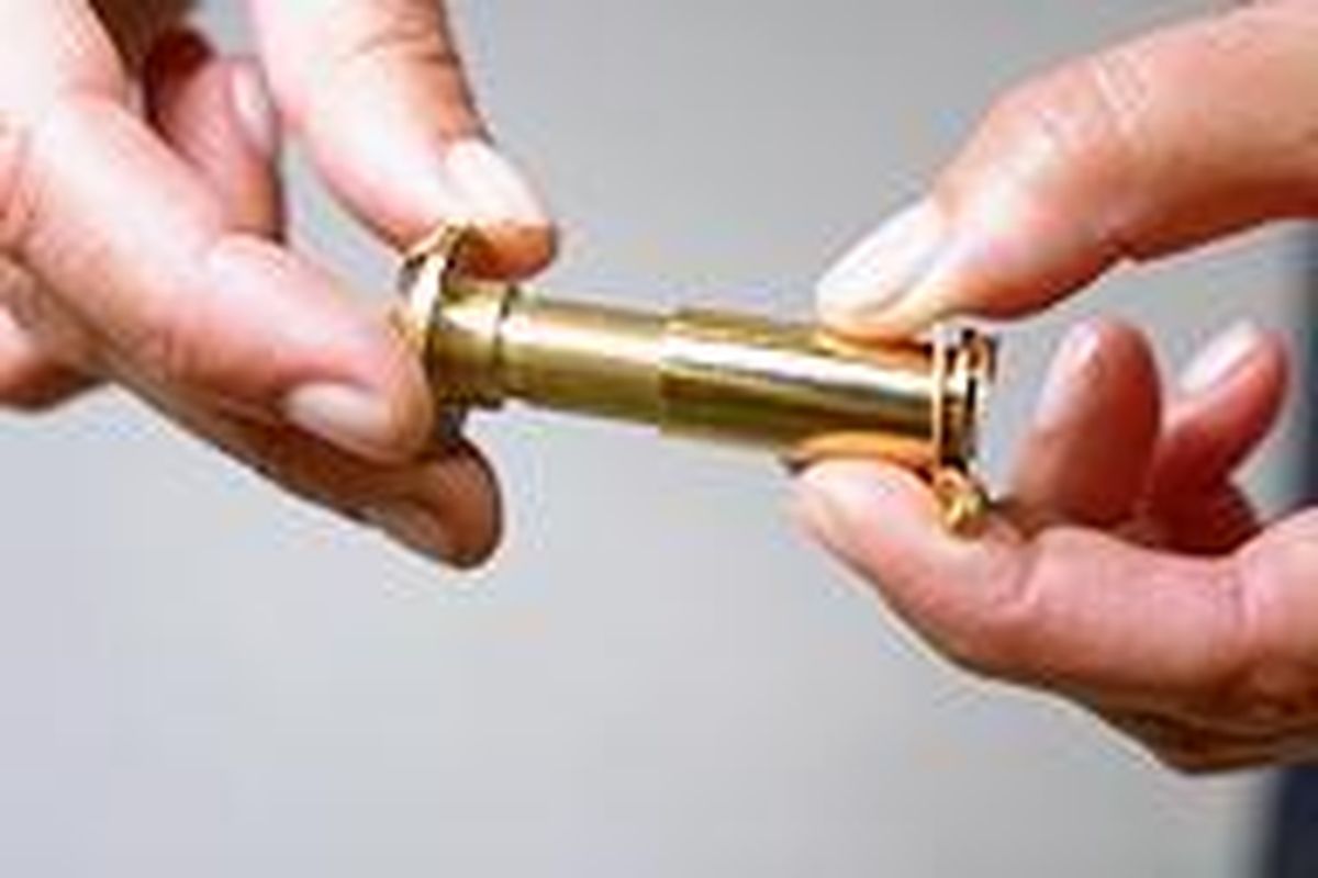 Colocar una mirilla en la puerta de entrada paso 1