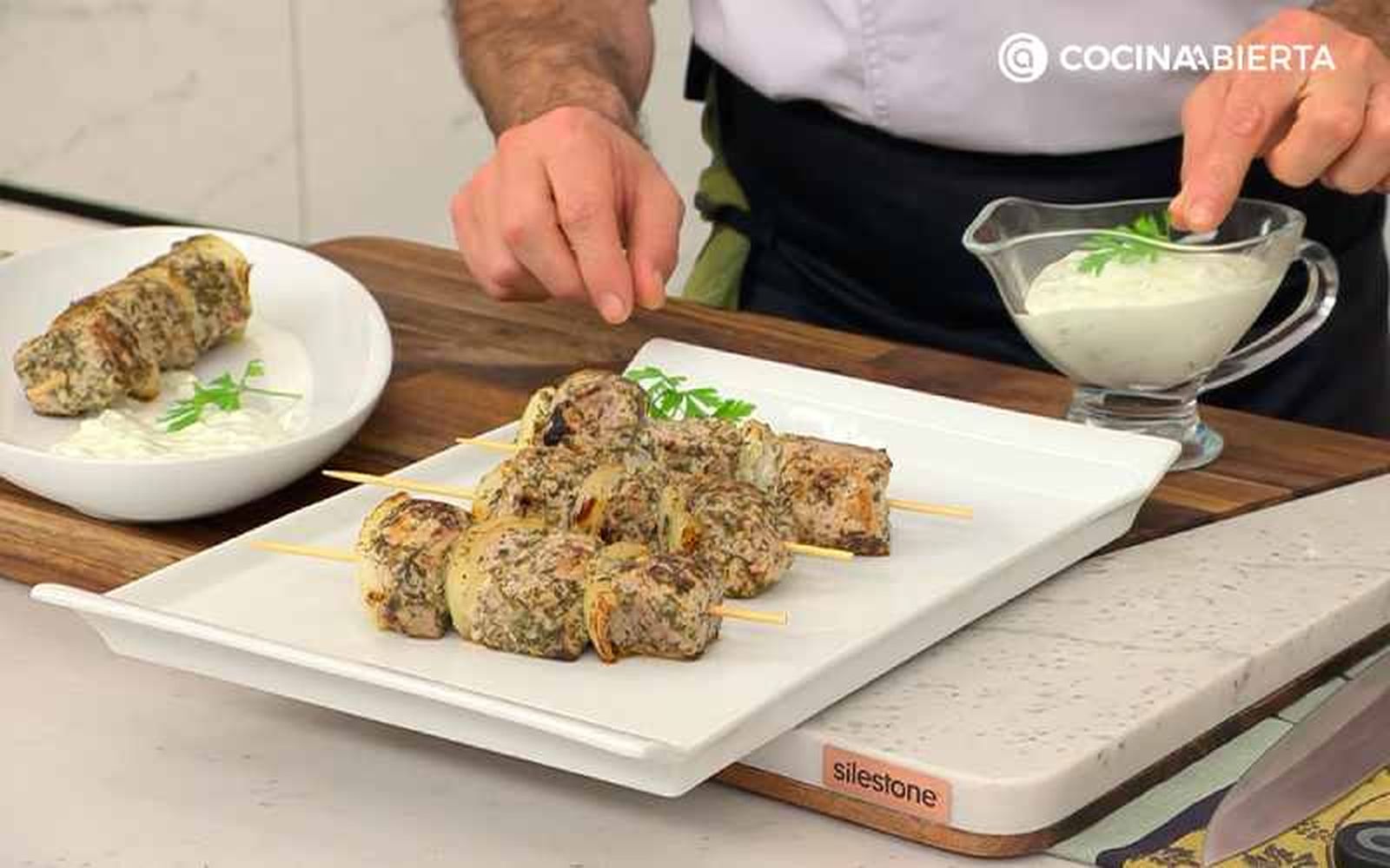 Sirve las brochetas con salsa tzatziki