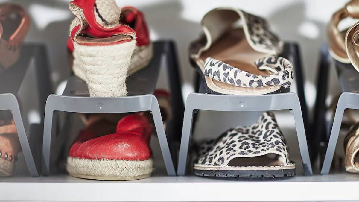 Armario con los organizadores de zapatos MURVEL.