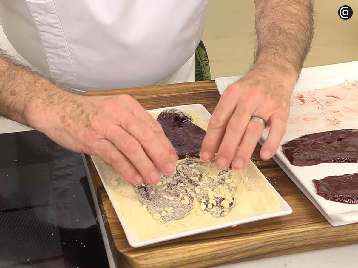 Empana los filetes de hígado de ternera